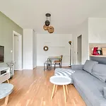 Apartamento Lovely 2br Flat With Terrace Near Bus & Tram Station