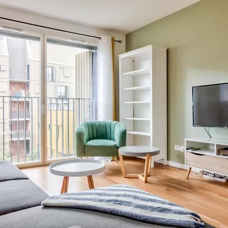 Lovely 2br Flat With Terrace Near Bus & Tram Station Apartmán *