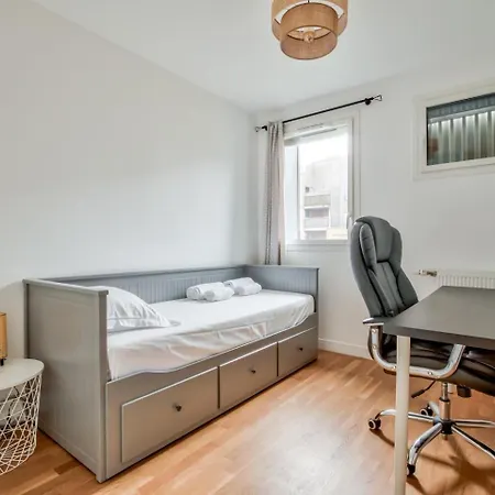 Lovely 2br Flat With Terrace Near Bus & Tram Station
