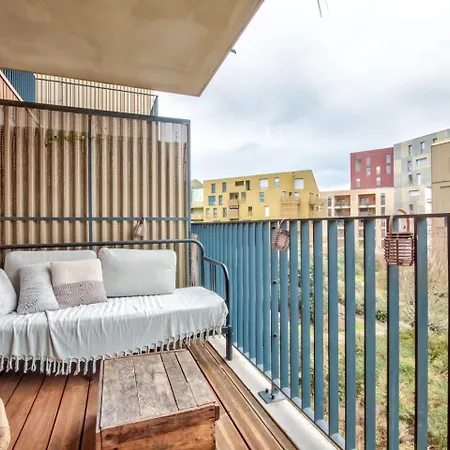 Lovely 2br Flat With Terrace Near Bus & Tram Station *