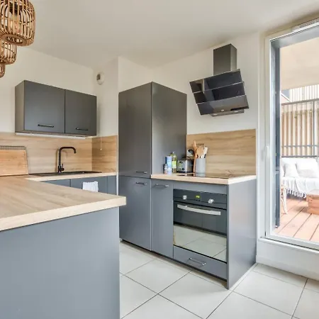 Lovely 2br Flat With Terrace Near Bus & Tram Station Apartmán