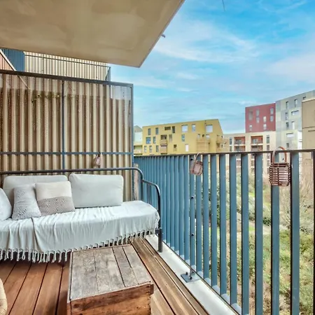 Apartmán Lovely 2br Flat With Terrace Near Bus & Tram Station *