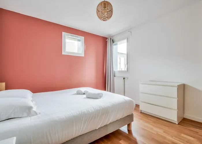 Appartement Lovely 2br Flat With Terrace Near Bus & Tram Station