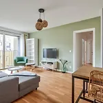 Apartamento Lovely 2br Flat With Terrace Near Bus & Tram Station